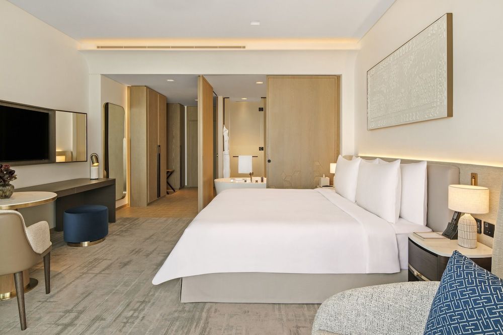 Deluxe Room, 1 King Bed - Complimentary Lagoon Access
