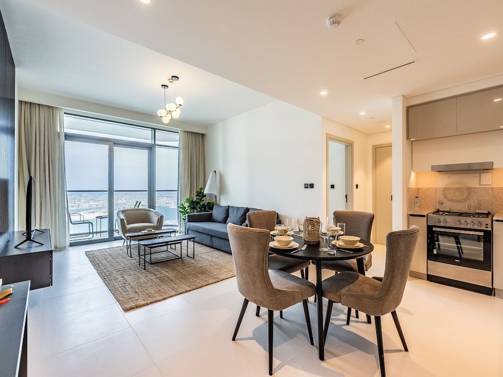 Sea-Front Unique Retreat With Balcony in Marina