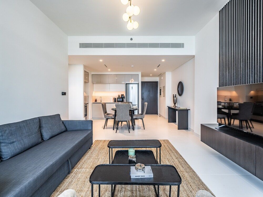 Sea-Front Unique Retreat With Balcony in Marina