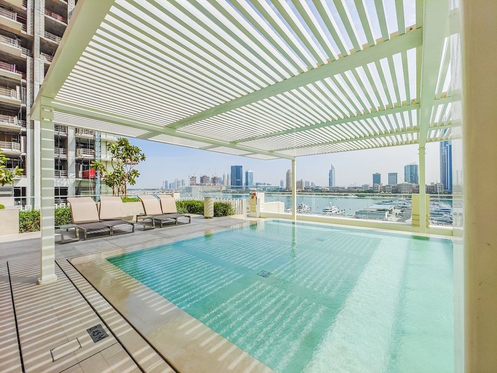 Sea-Front Unique Retreat With Balcony in Marina