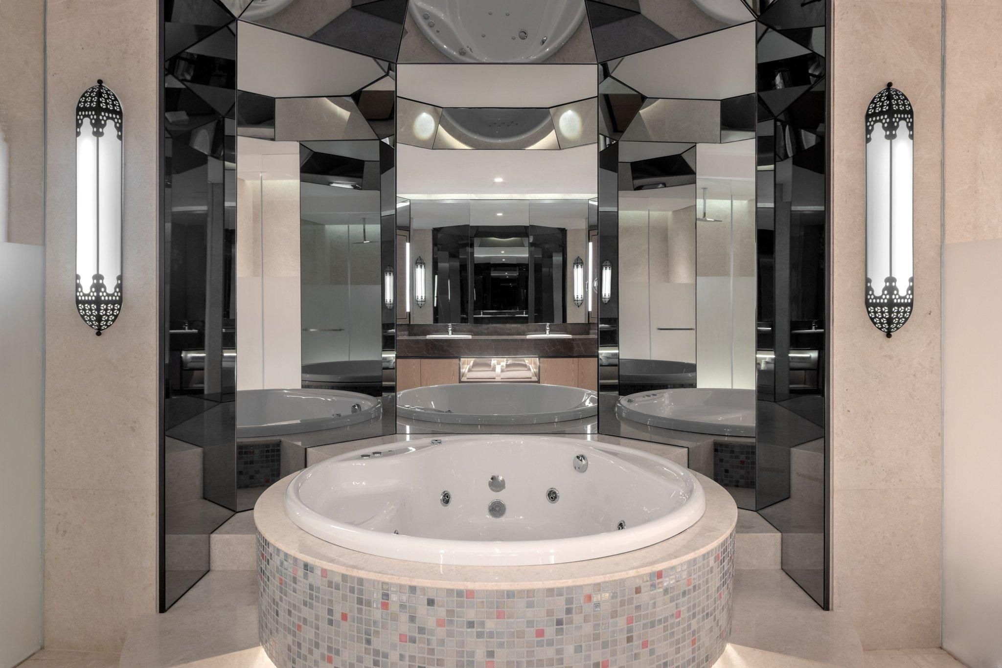 Executive Suite, M Club Lounge Access, 1 Bedroom Executive Suite, 1 King, Water View, High Floor
