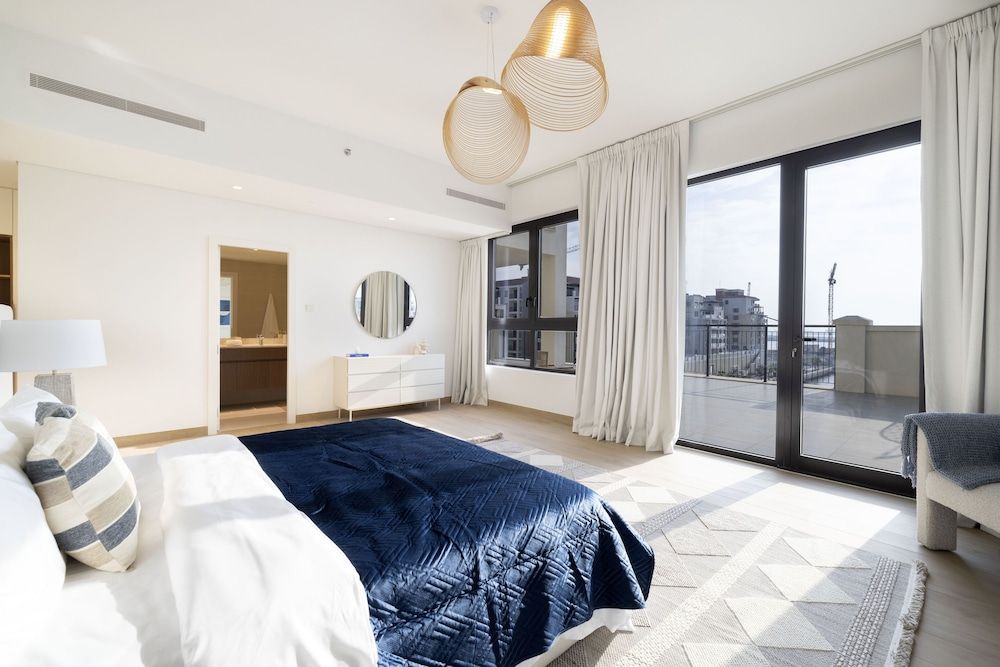 Massive 4 Beds La Rive B2 Port De La Mer