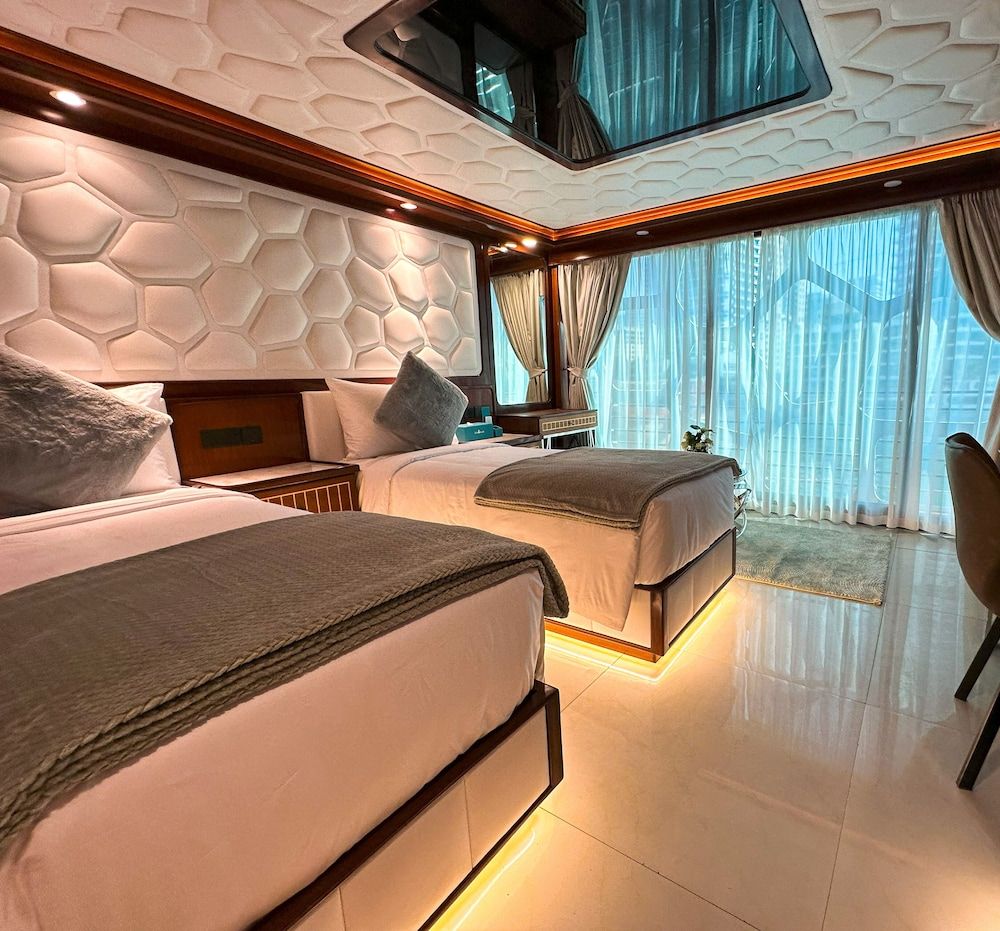 Orchid Overnight Superyacht Superior Twin Room, Balcony 3