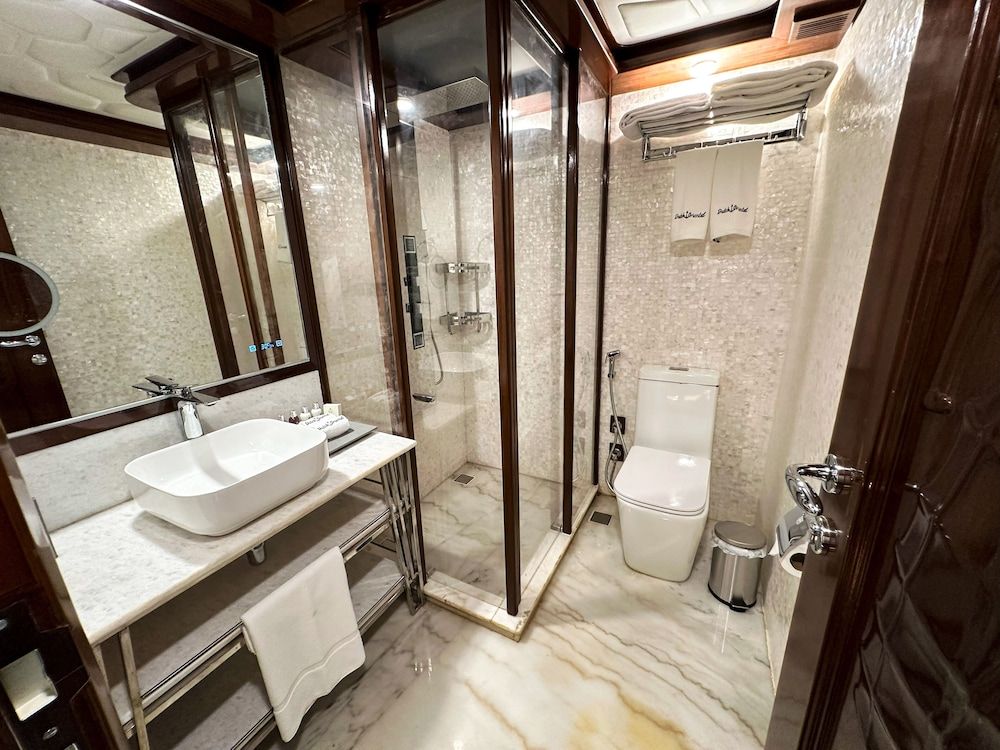 Orchid Overnight Superyacht Superior Twin Room, Balcony 4