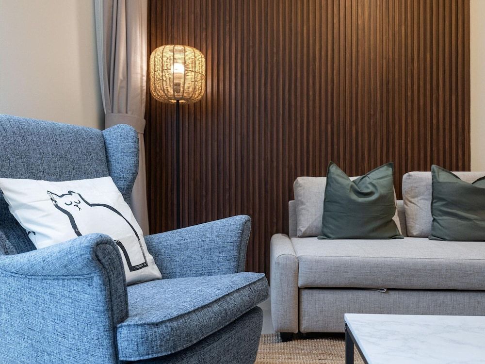 Luxe 1 BR City View Pool & Gym by Belvilla