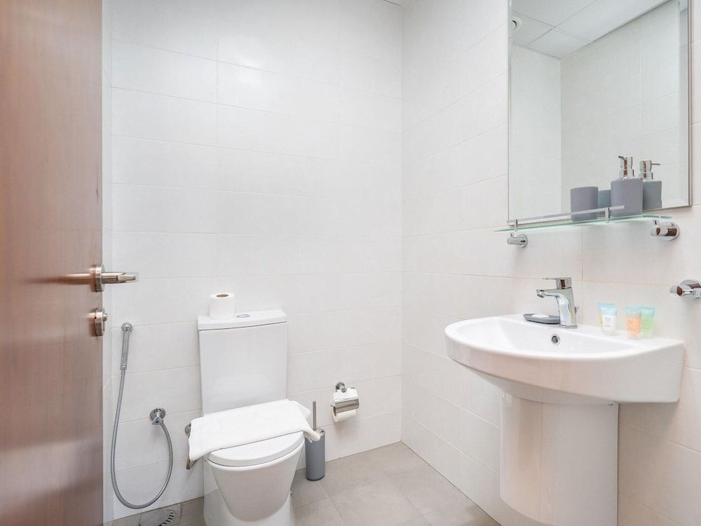 Luxe 1 BR City View Pool & Gym by Belvilla
