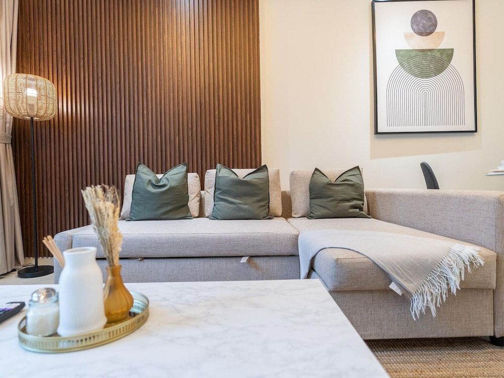 Luxe 1 BR City View Pool & Gym by Belvilla