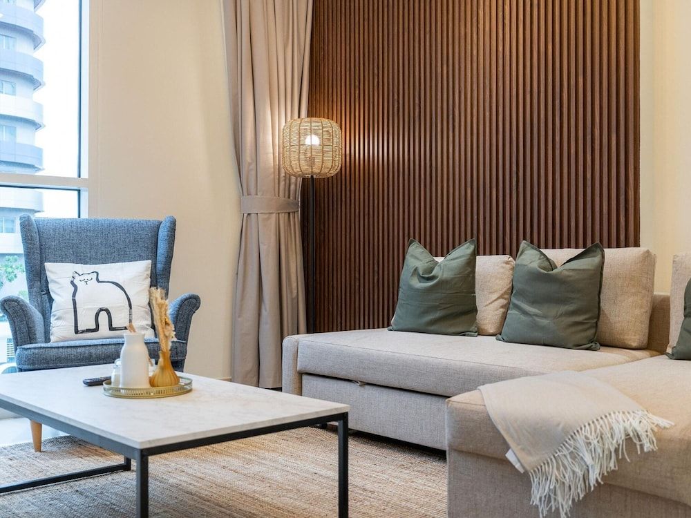 Luxe 1 BR City View Pool & Gym by Belvilla