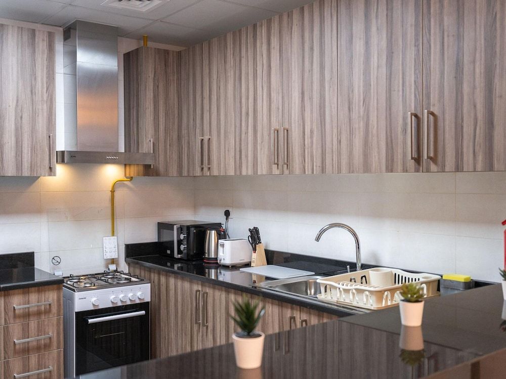Luxe 1 BR City View Pool & Gym by Belvilla