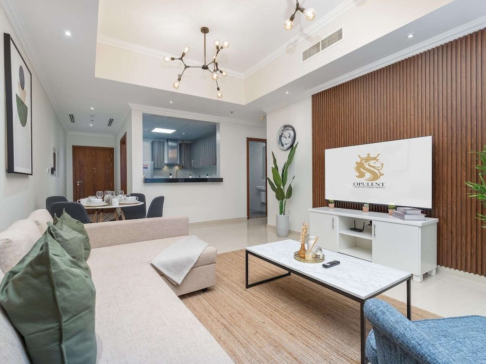 Luxe 1 BR City View Pool & Gym by Belvilla