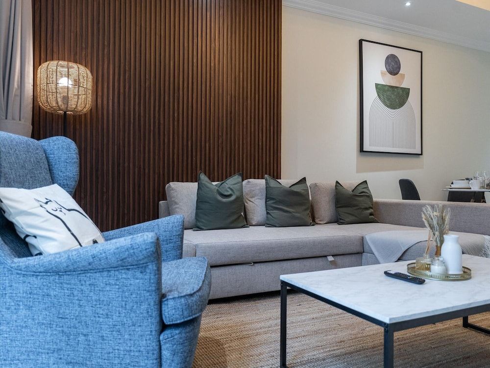 Luxe 1 BR City View Pool & Gym by Belvilla