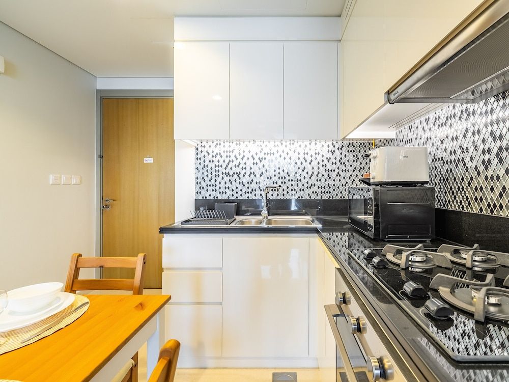 Modern and Cozy Condo With City Views