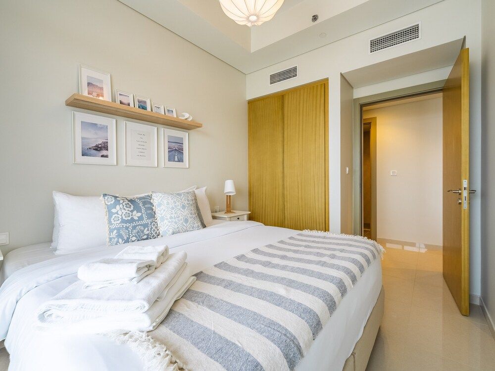 Modern and Cozy Condo With City Views