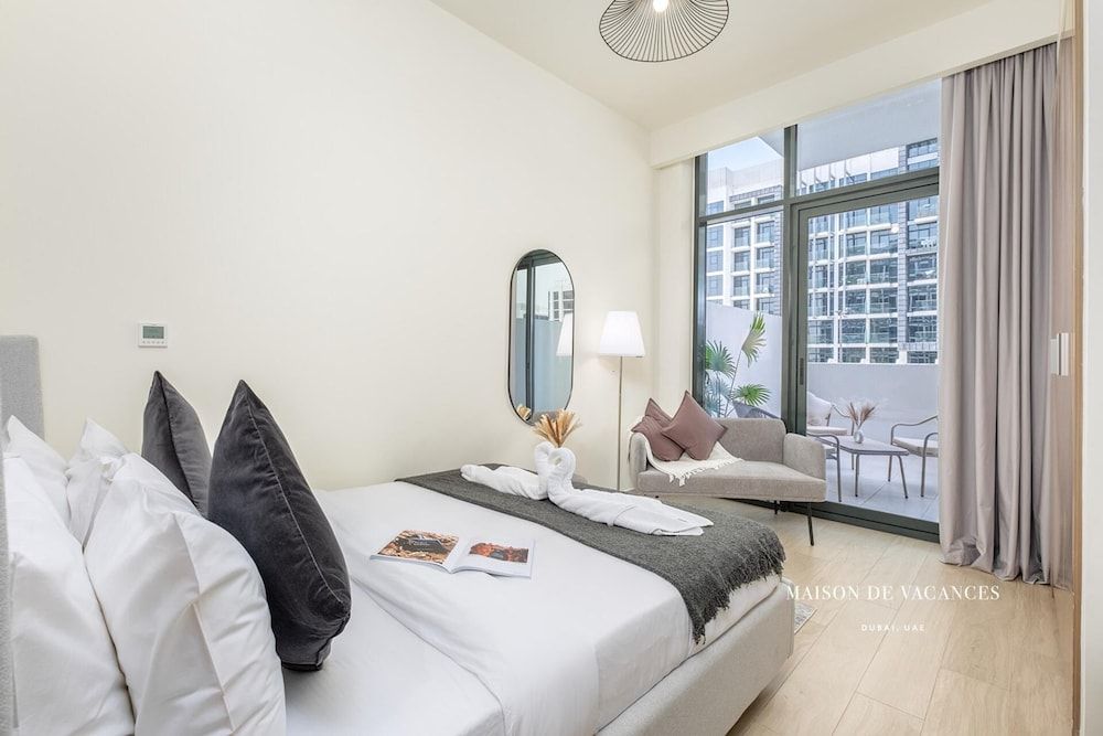 Large Balcony Studio 10 Minutes From Dubai Mall