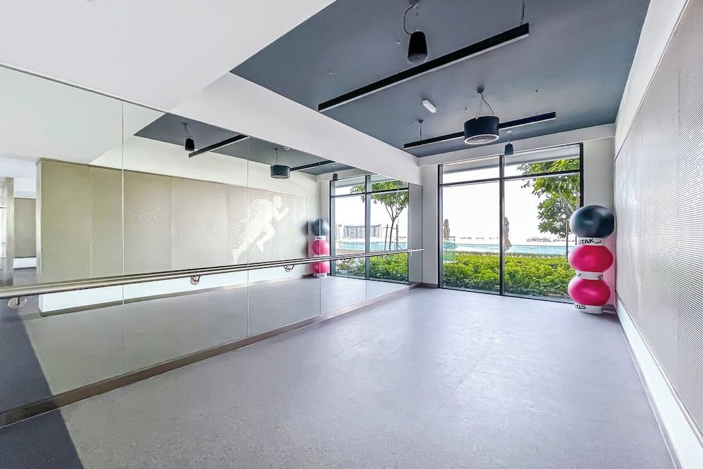 Luxurious 1BR in Beach Vista