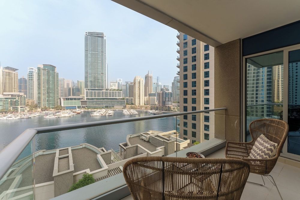 Maison Privee - Cosmopolitan Apt w/ Scenic Dubai Marina Vws