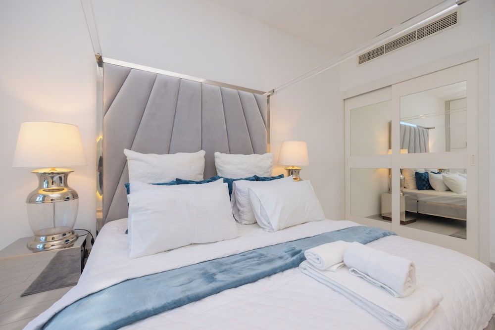 WelHome - Oceanfront Elegance 1BR Apt With Palm Sea Views