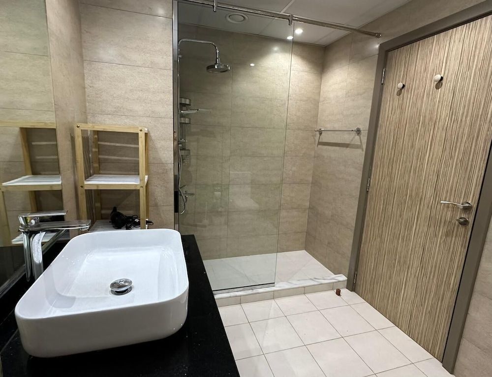 Perla Hostel - Dubai Marina Deluxe Shared Dormitory, Mixed Dorm, Non Smoking, Beach View 3