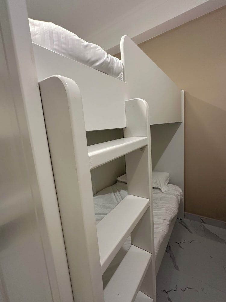 Perla Hostel - Dubai Marina Deluxe Shared Dormitory, Men only, Non Smoking, Beach View 2