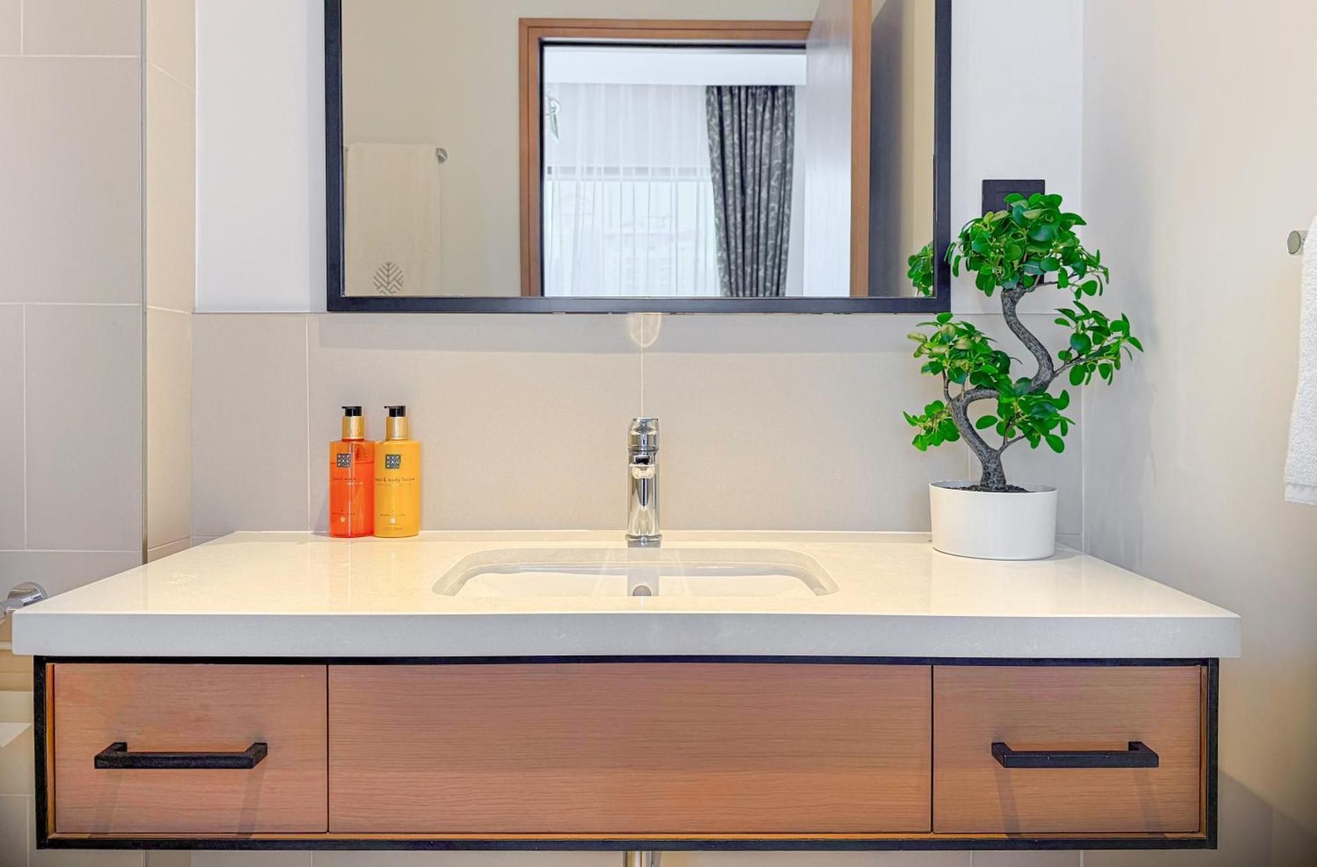 One-Bedroom Apartment With City View