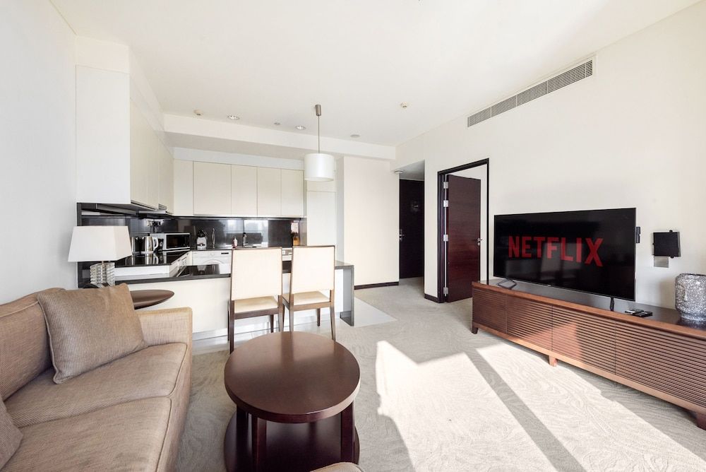 Elegant 1 Bedroom Overlooking Dubai Marina Canal
