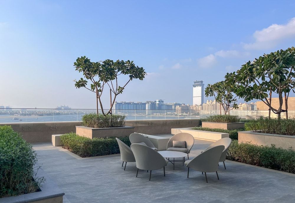 Modern 2BR w Direct Beach Access, Emaar Beachfront