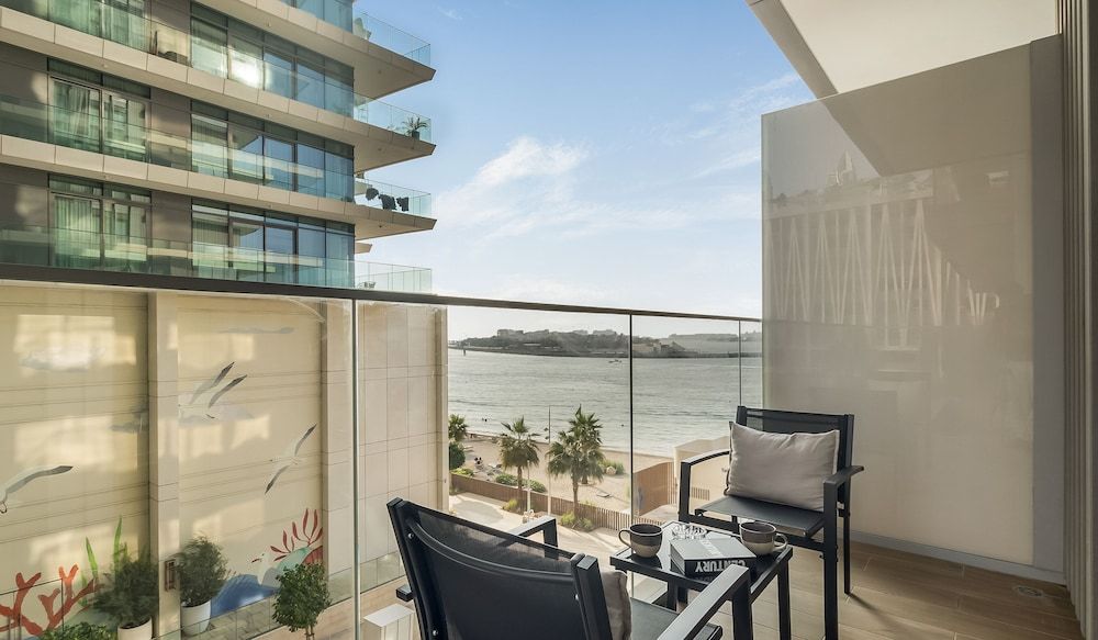 Modern 2BR w Direct Beach Access, Emaar Beachfront
