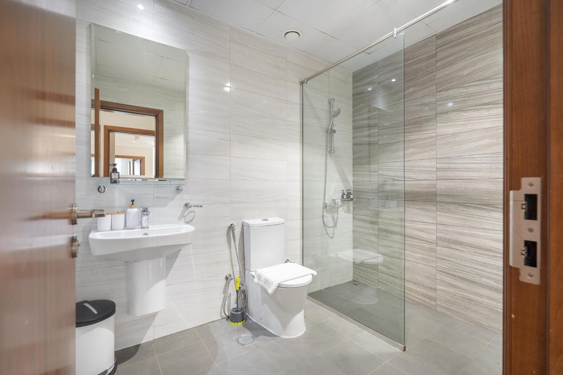 Heaven Crest Vacation Homes Downtown - Studio, 1, & 3 Bedroom Suites 2 minute walk to Dubai Mall and Burj Khalifa