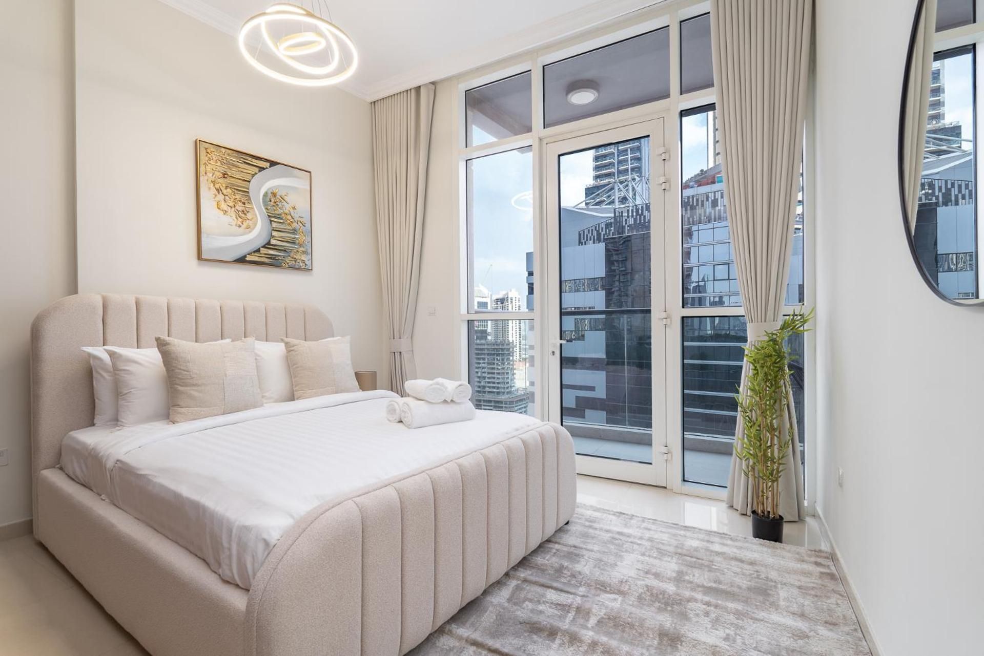 Heaven Crest Vacation Homes Downtown - Studio, 1, & 3 Bedroom Suites 2 minute walk to Dubai Mall and Burj Khalifa