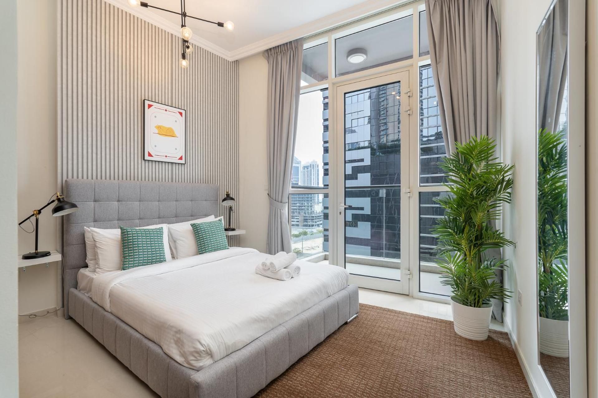Heaven Crest Vacation Homes Downtown - Studio, 1, & 3 Bedroom Suites 2 minute walk to Dubai Mall and Burj Khalifa