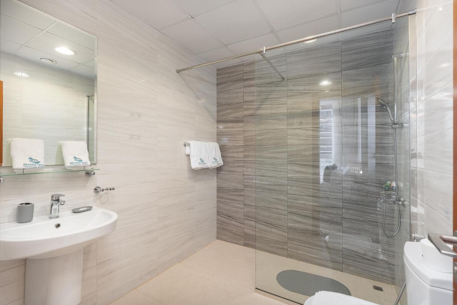 Heaven Crest Vacation Homes Downtown - Studio, 1, & 3 Bedroom Suites 2 minute walk to Dubai Mall and Burj Khalifa