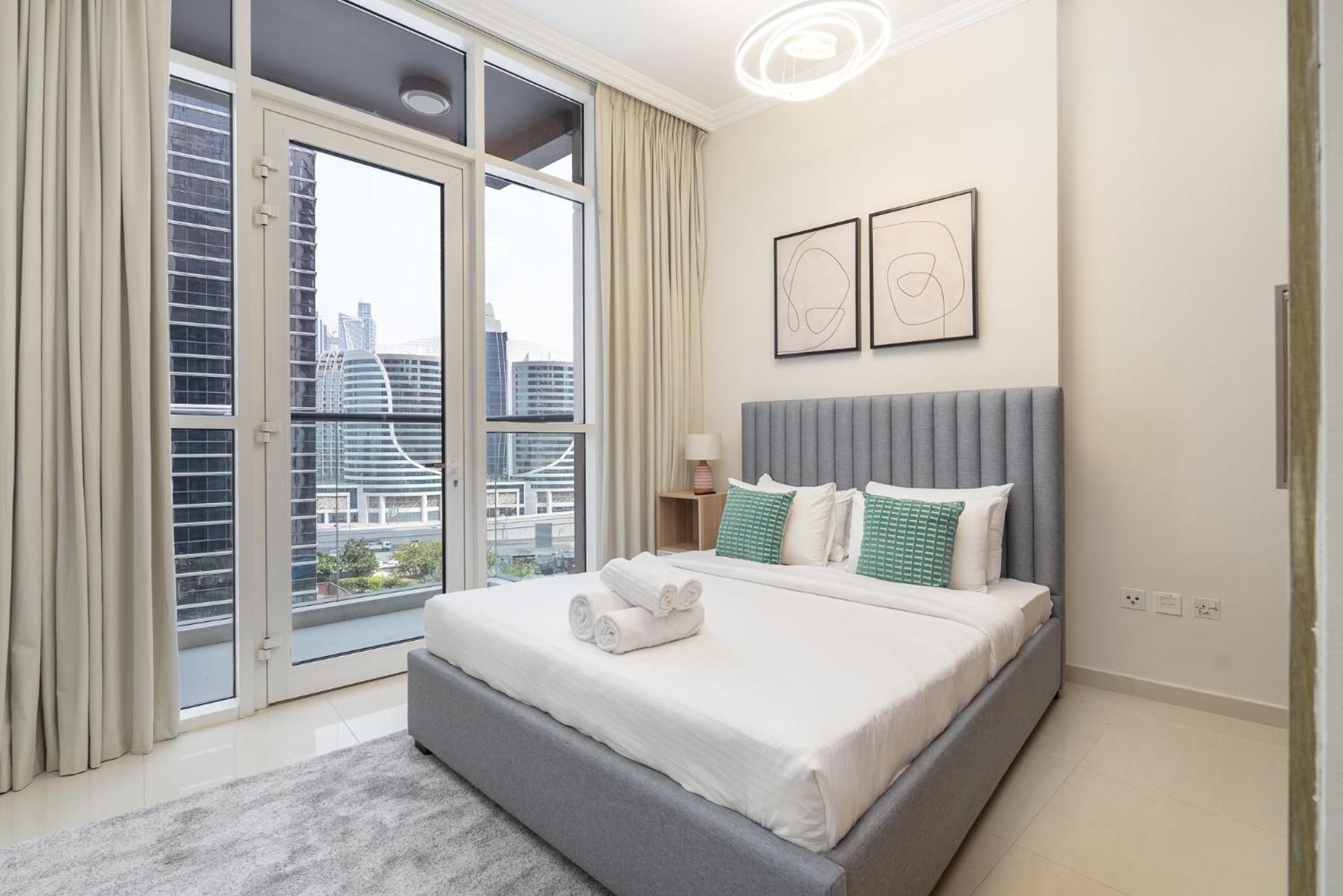 Heaven Crest Vacation Homes Downtown - Studio, 1, & 3 Bedroom Suites 2 minute walk to Dubai Mall and Burj Khalifa