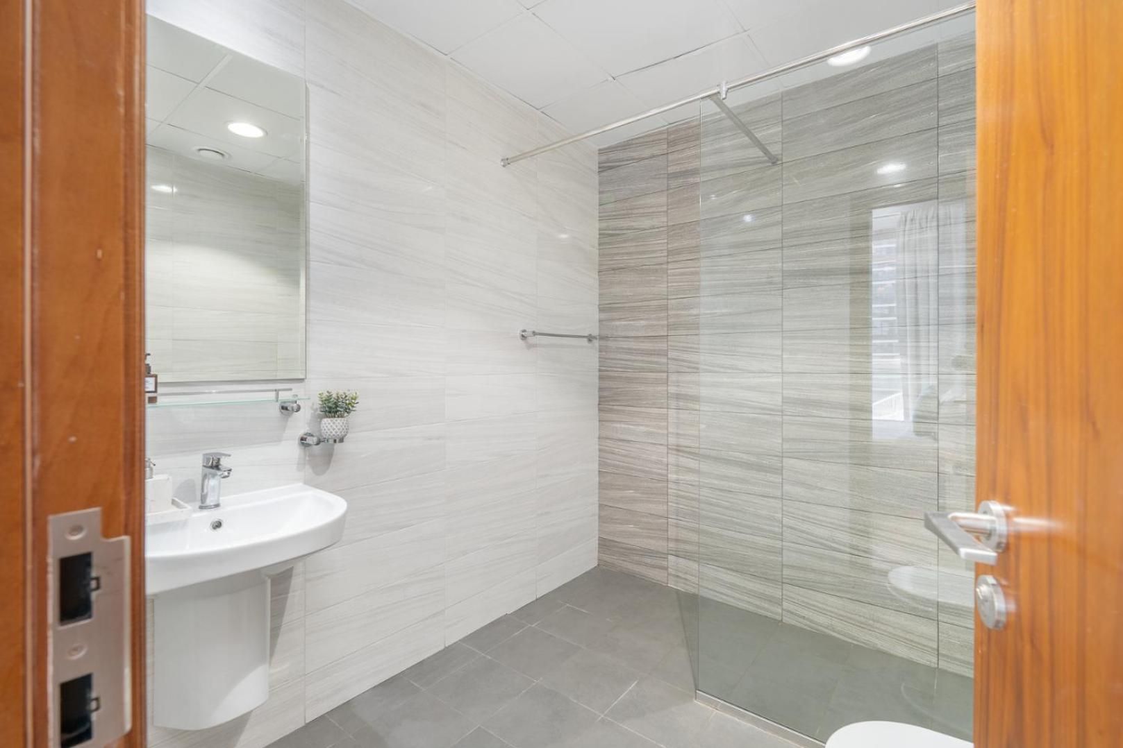 Heaven Crest Vacation Homes Downtown - Studio, 1, & 3 Bedroom Suites 2 minute walk to Dubai Mall and Burj Khalifa
