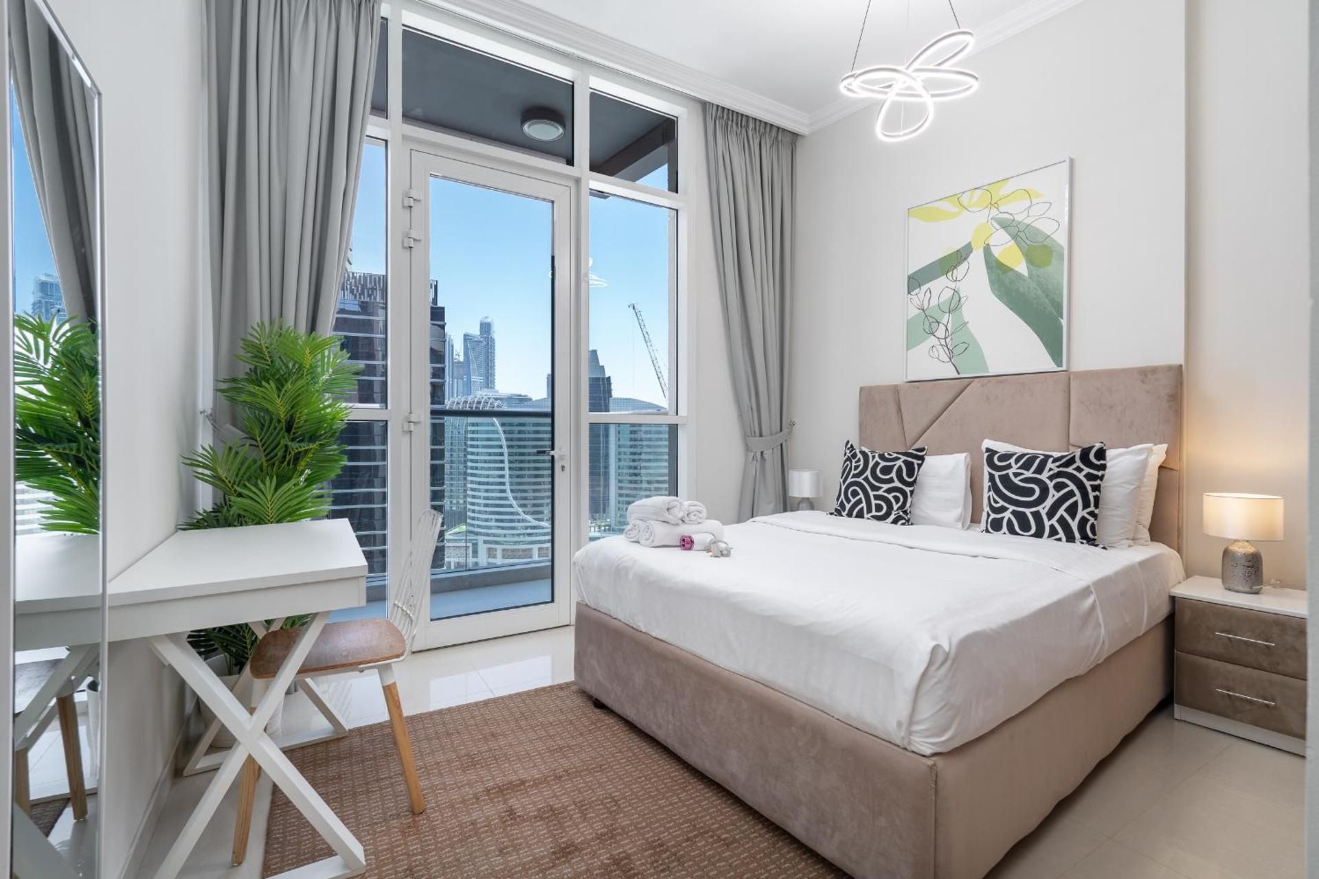Heaven Crest Vacation Homes Downtown - Studio, 1, & 3 Bedroom Suites 2 minute walk to Dubai Mall and Burj Khalifa