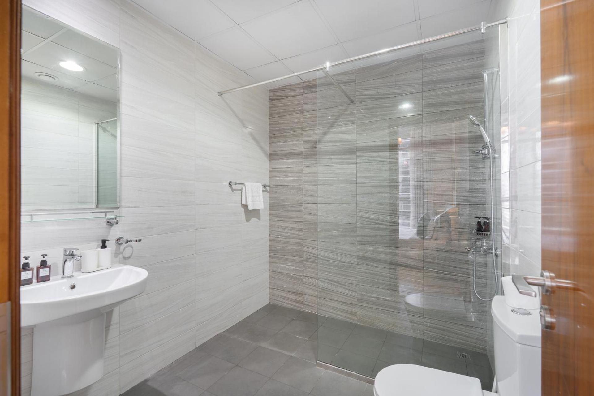Heaven Crest Vacation Homes Downtown - Studio, 1, & 3 Bedroom Suites 2 minute walk to Dubai Mall and Burj Khalifa