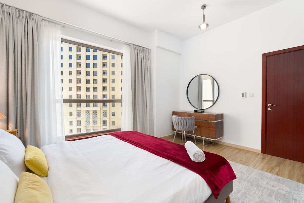 Whitesage - Magnificent Waterfront Apt, Steps From the Beach