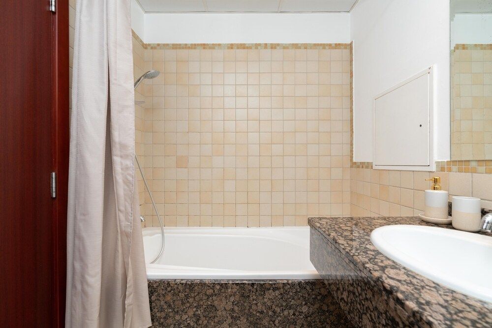 Whitesage - Magnificent Waterfront Apt, Steps From the Beach
