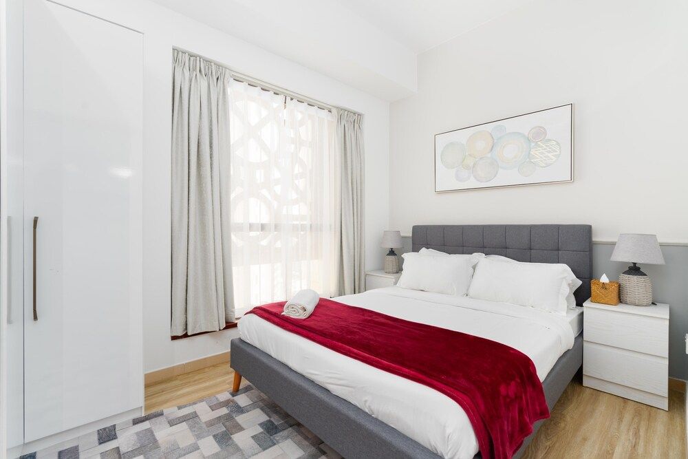 Whitesage - Magnificent Waterfront Apt, Steps From the Beach