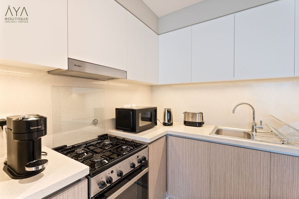 Aya - Elegant 1BR Apartment With Balcony and Creek Views