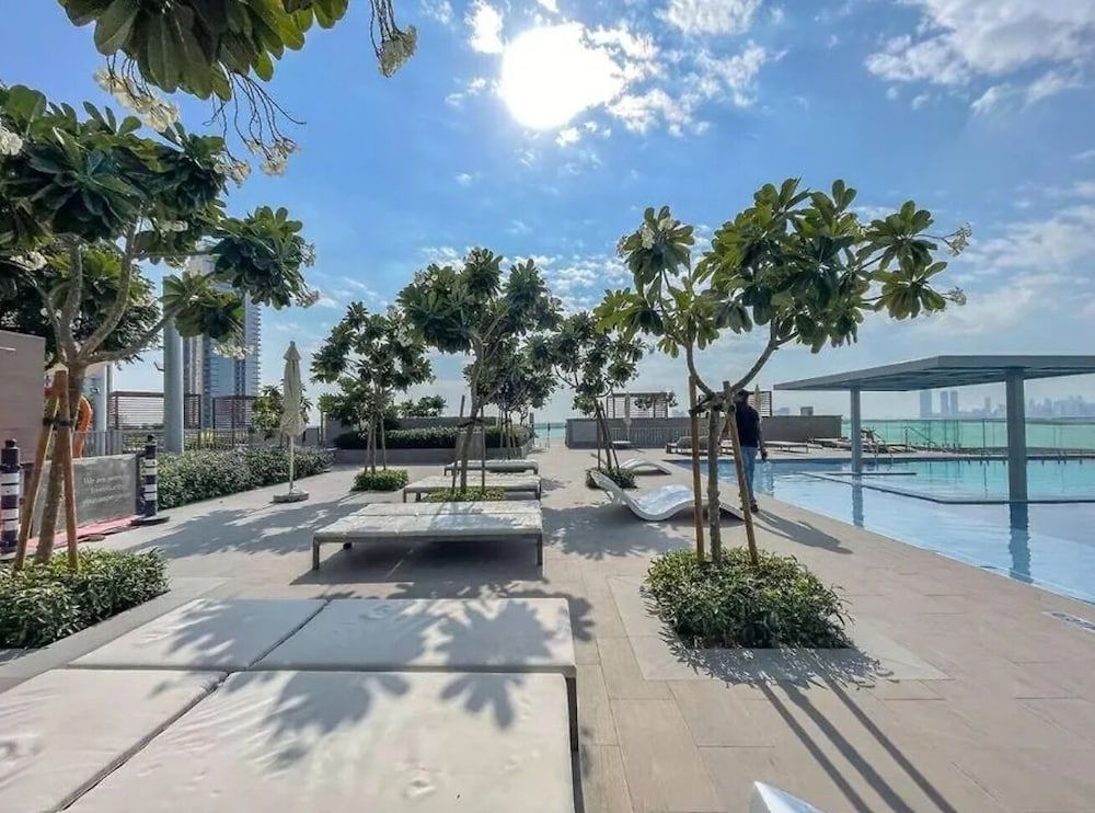 Aya - Elegant 1BR Apartment With Balcony and Creek Views