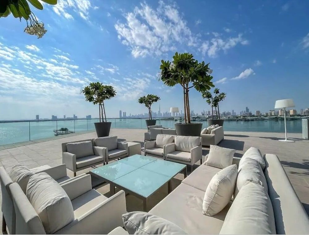 Aya - Elegant 1BR Apartment With Balcony and Creek Views