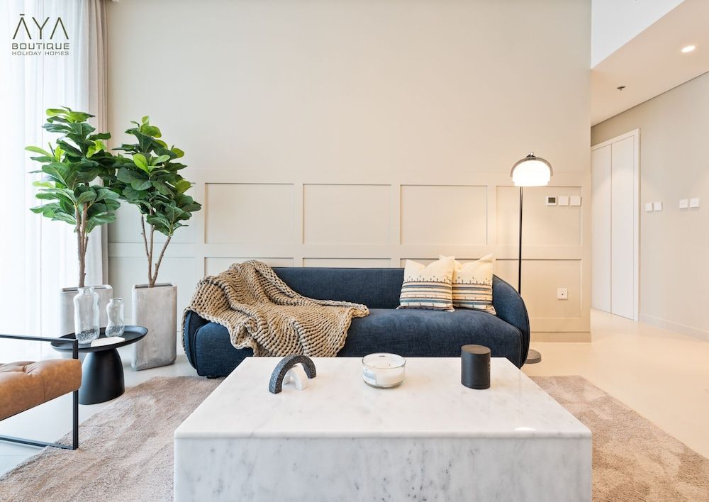 Aya - Elegant 1BR Apartment With Balcony and Creek Views