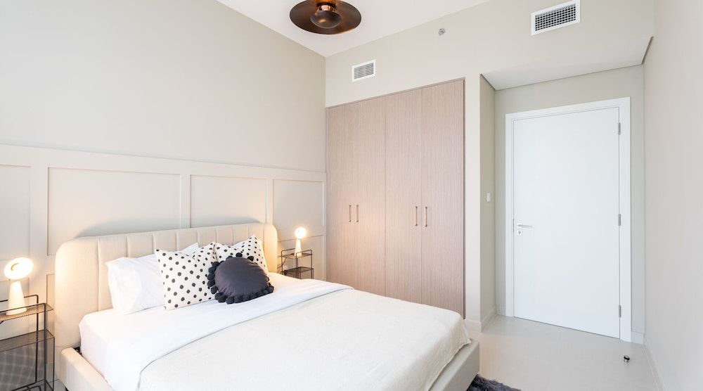 Aya - Elegant 1BR Apartment With Balcony and Creek Views