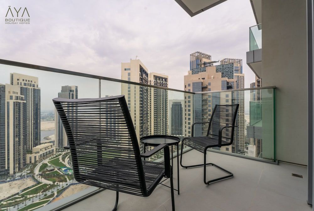 Aya - Elegant 1BR Apartment With Balcony and Creek Views