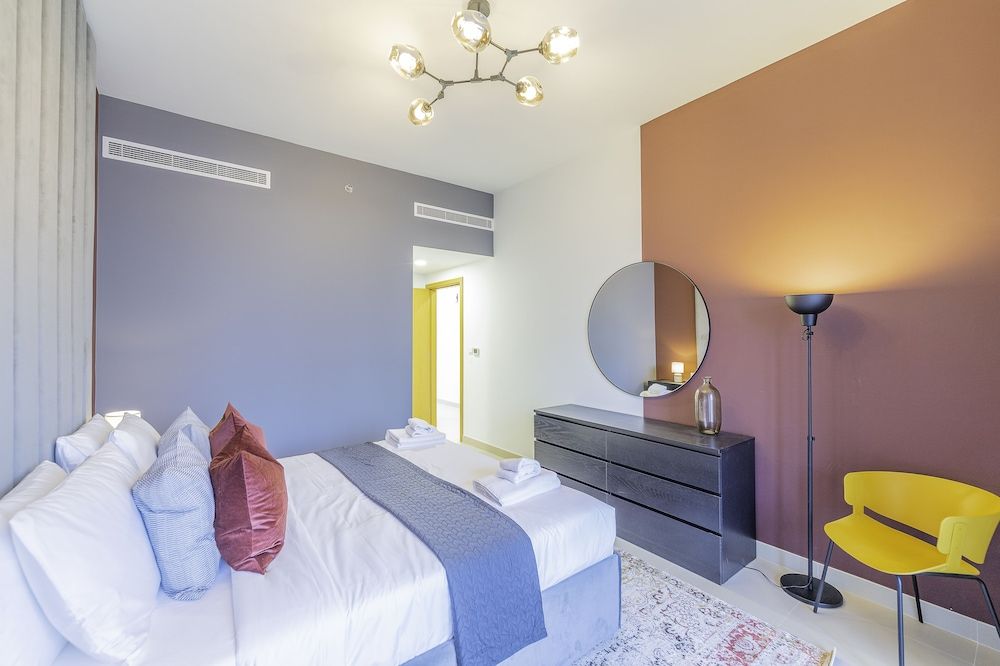 Spacious Art Deco Apt with Burj,Canal Views