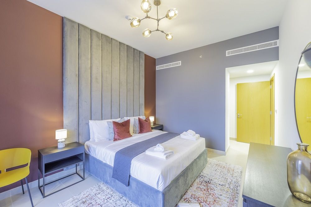 Spacious Art Deco Apt with Burj,Canal Views