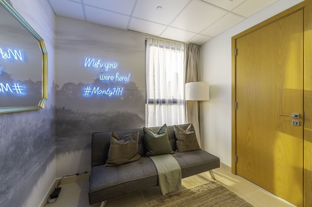 Spacious Art Deco Apt with Burj,Canal Views