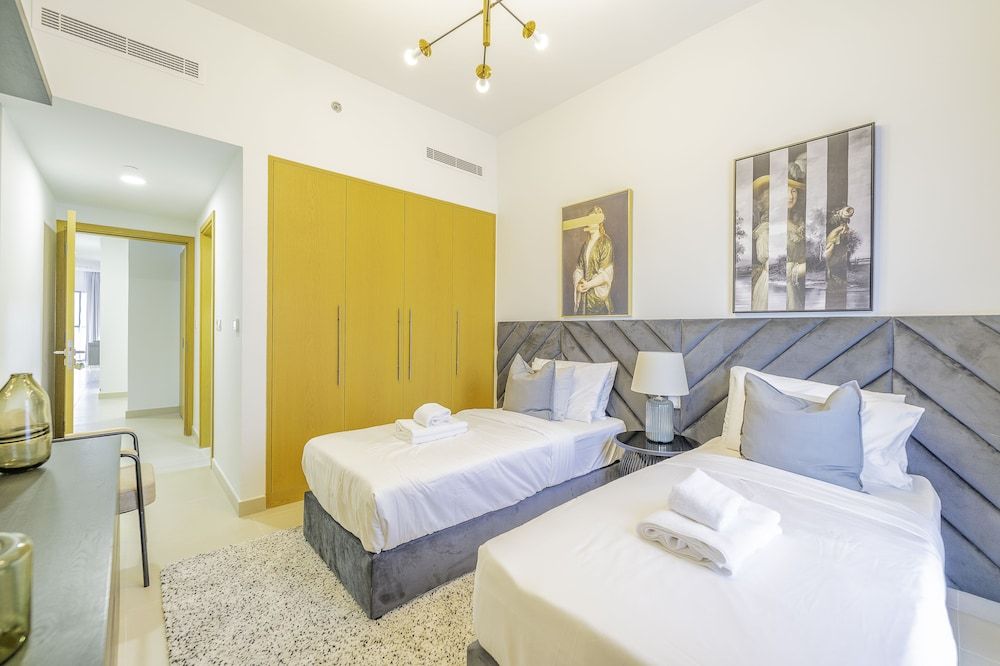 Spacious Art Deco Apt with Burj,Canal Views
