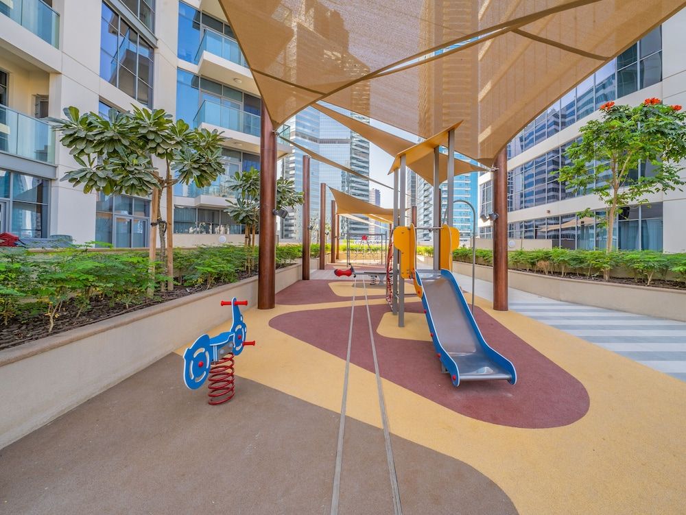 Spacious Art Deco Apt with Burj,Canal Views