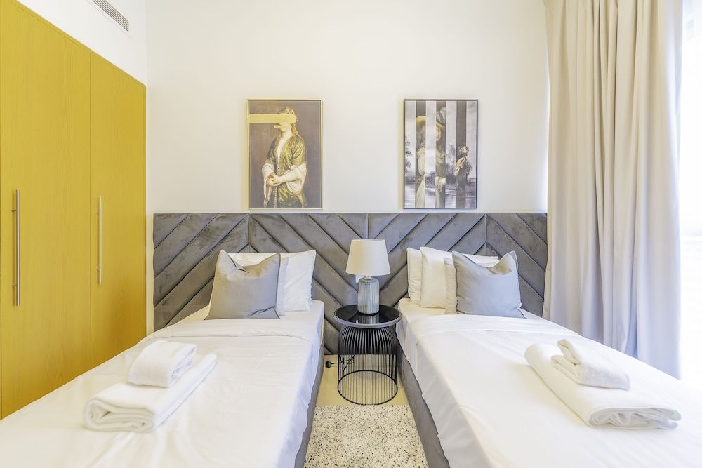 Spacious Art Deco Apt with Burj,Canal Views